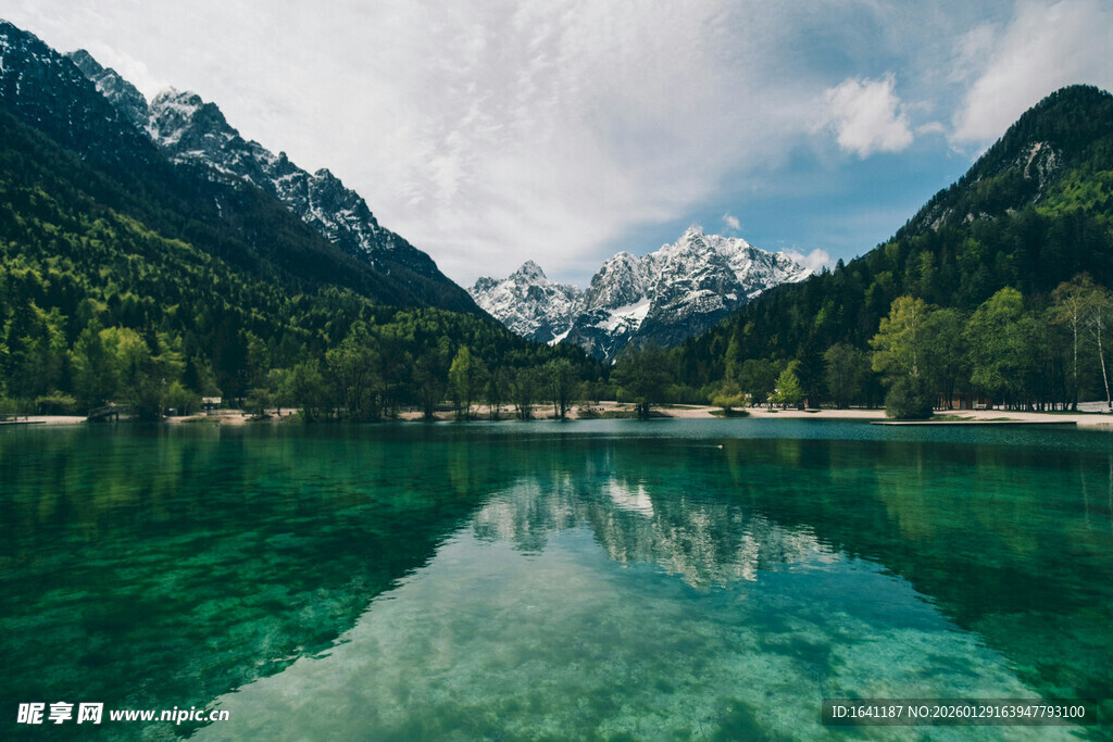 高山碧湖美景