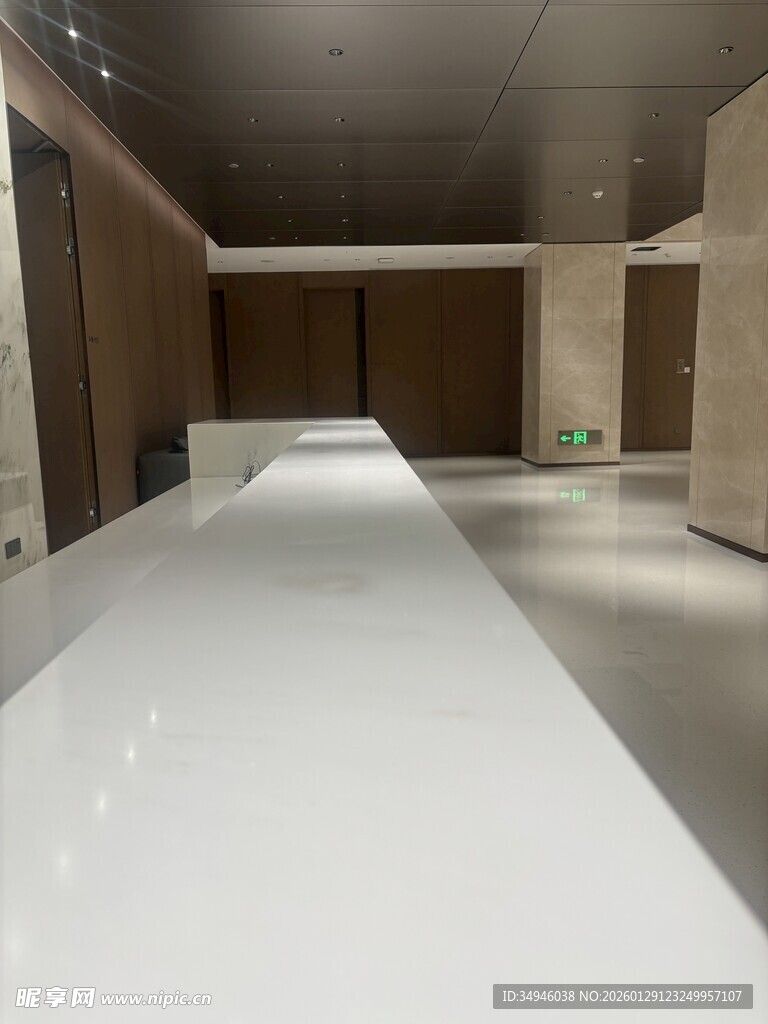 宽敞空旷的室内空间场景