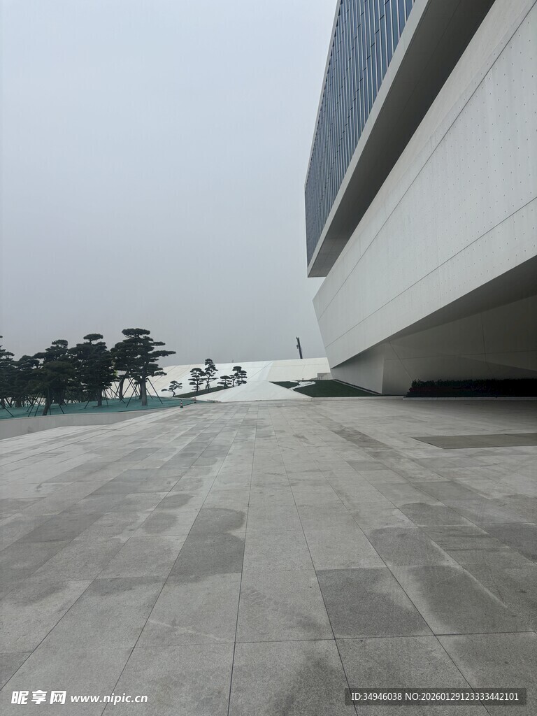 现代建筑旁的开阔场地