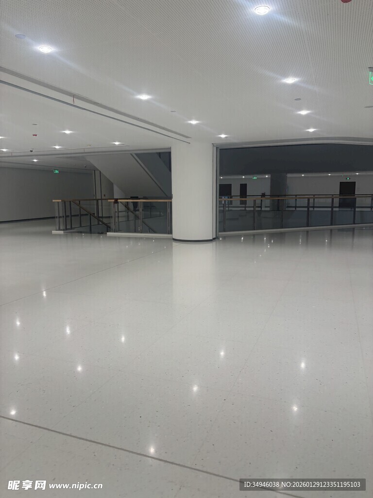 空旷洁净的室内空间