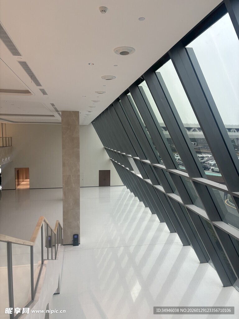 现代风格宽敞室内玻璃长廊