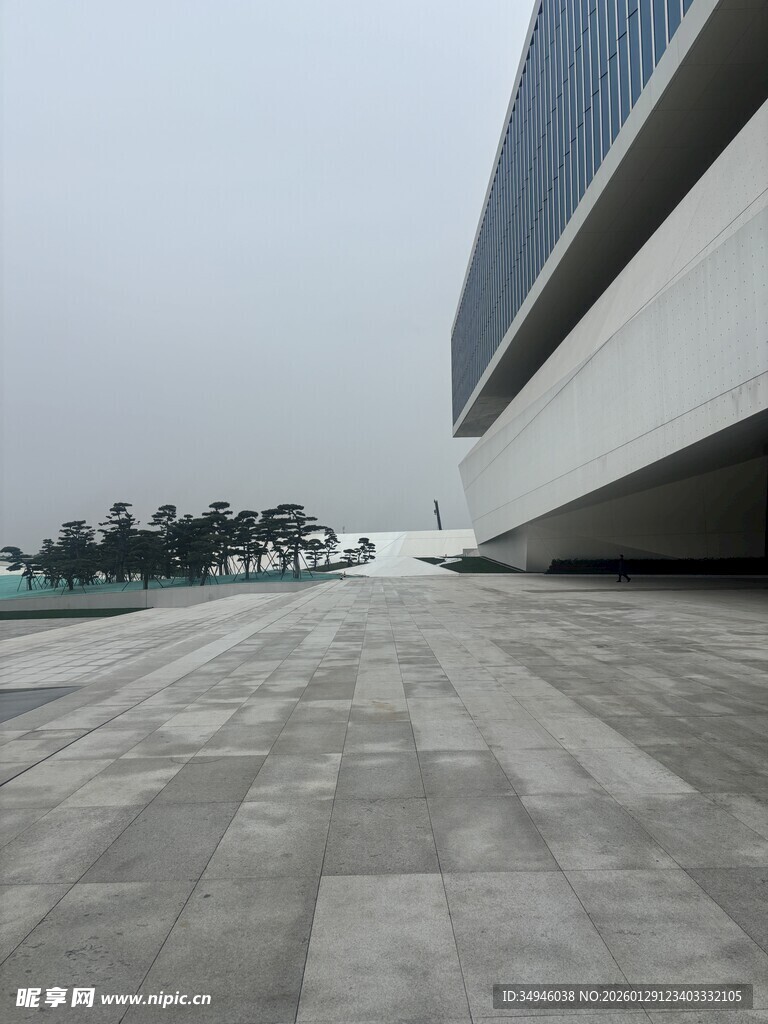 现代建筑前的开阔广场