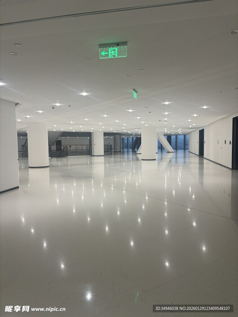 现代宽敞明亮的室内空间