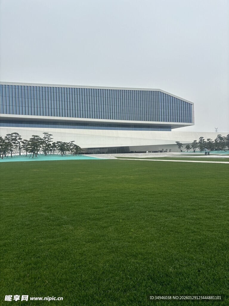 现代建筑旁的大片绿草地