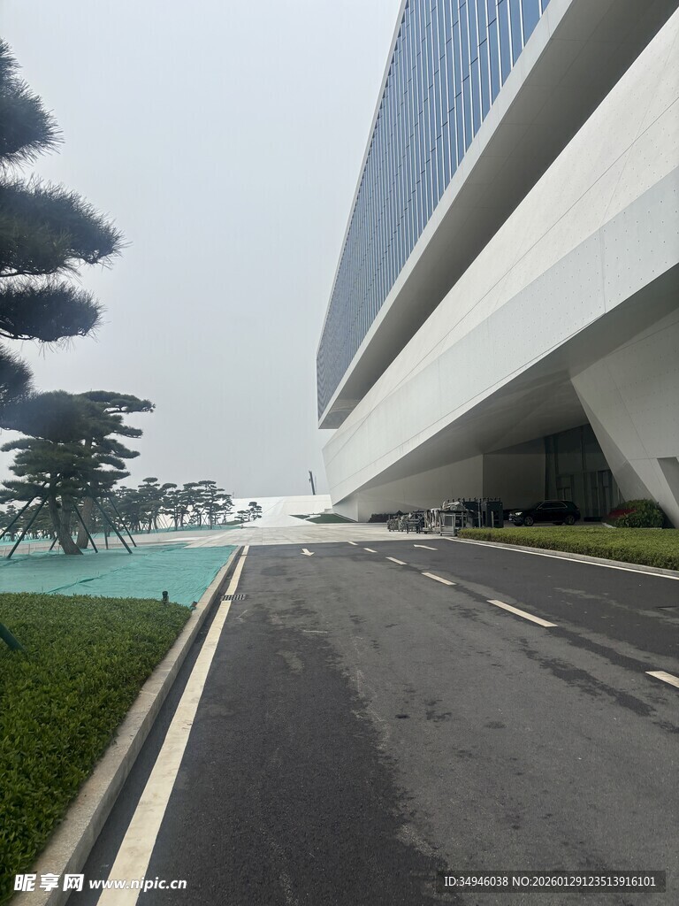 现代建筑旁的宽阔道路