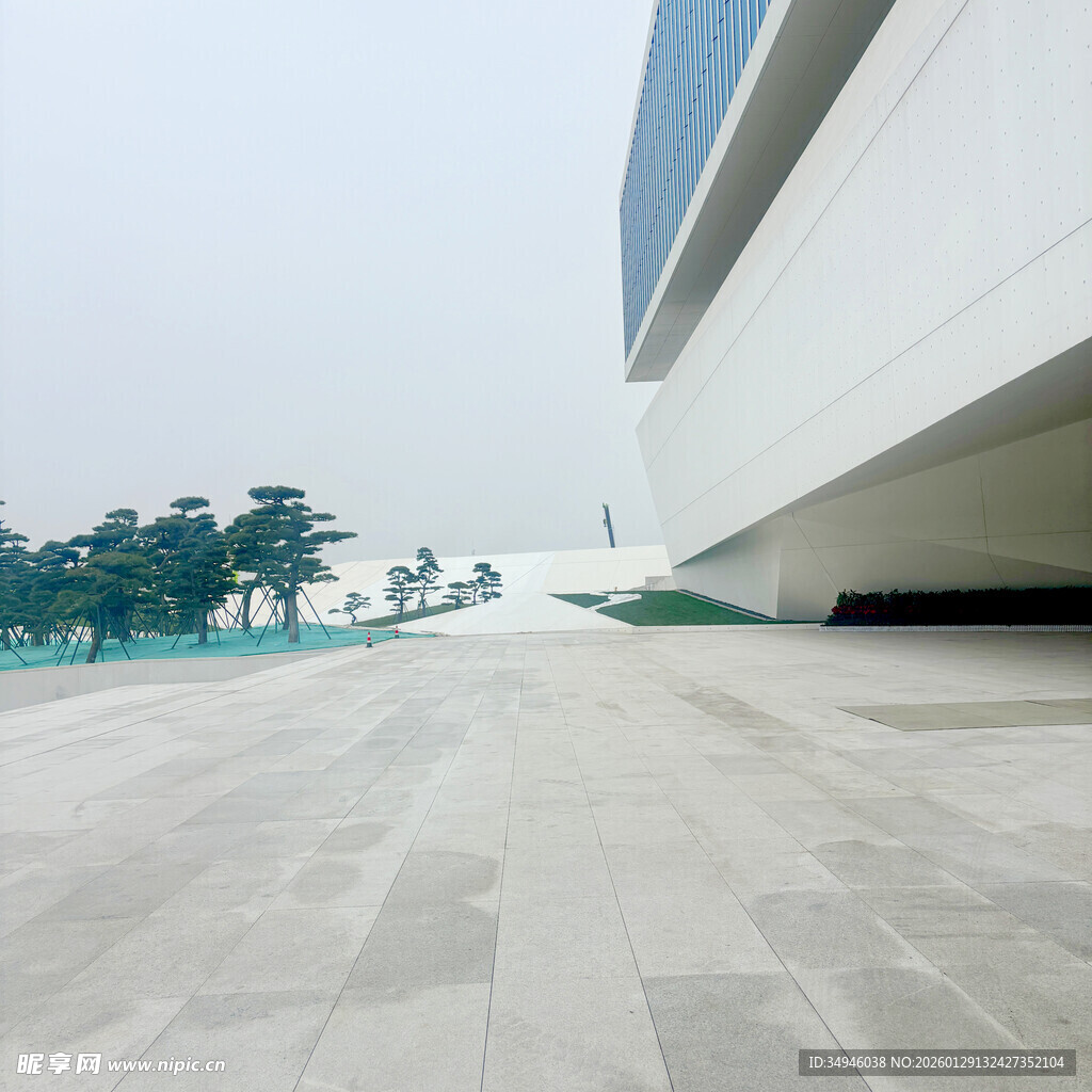 现代建筑前的开阔广场