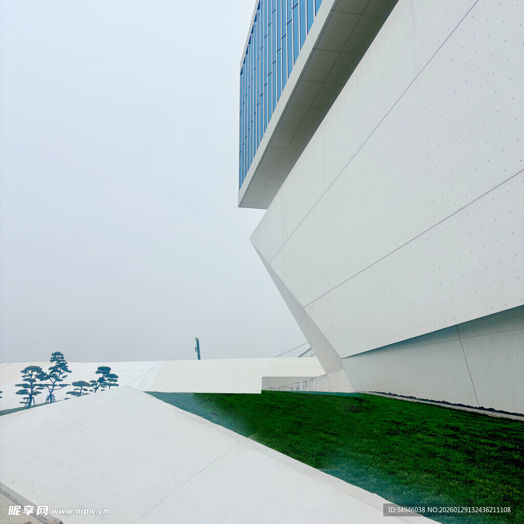 现代建筑旁的休闲场景