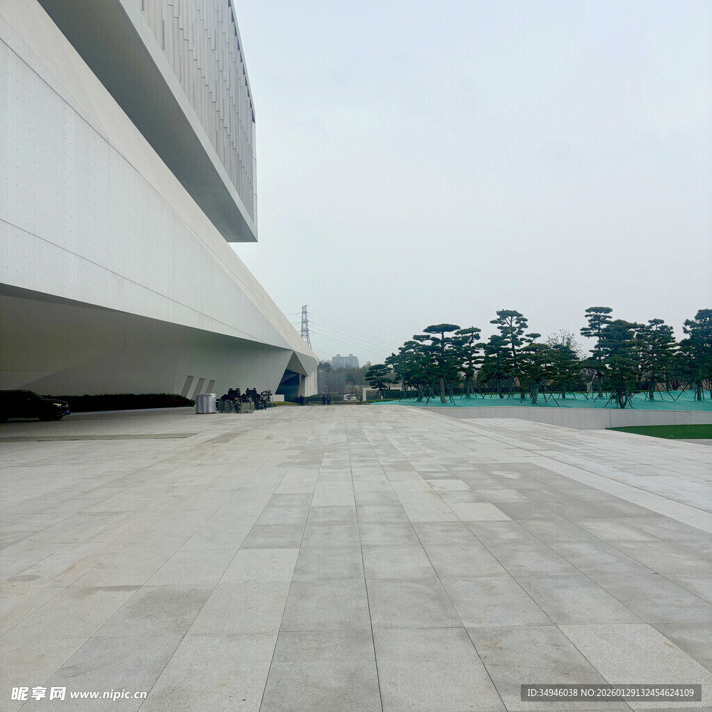 现代建筑前的开阔广场