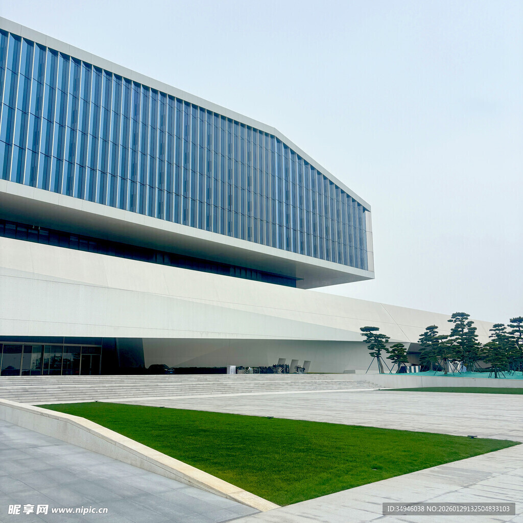 现代风格建筑前的绿地