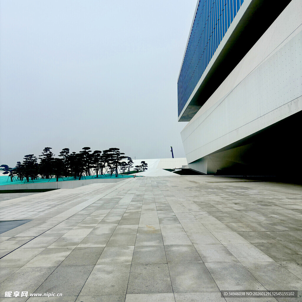 现代建筑旁的开阔砖石步道