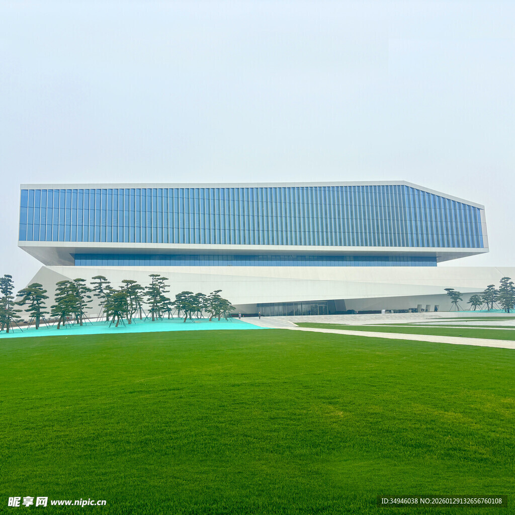 悬浮建筑旁的翠绿草坪