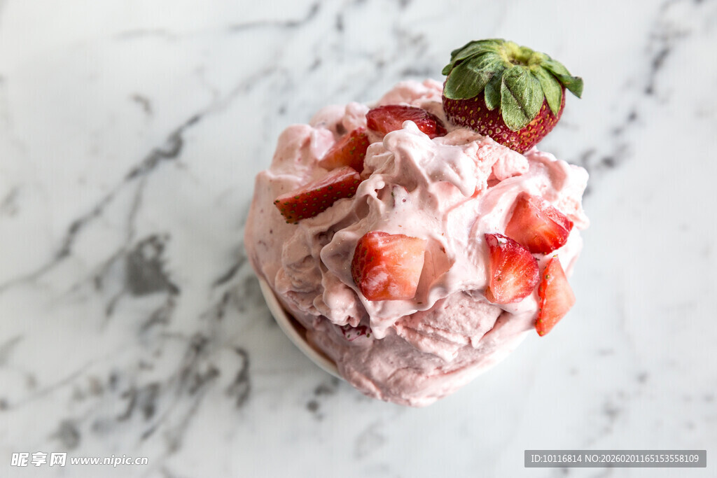 草莓冰淇淋
