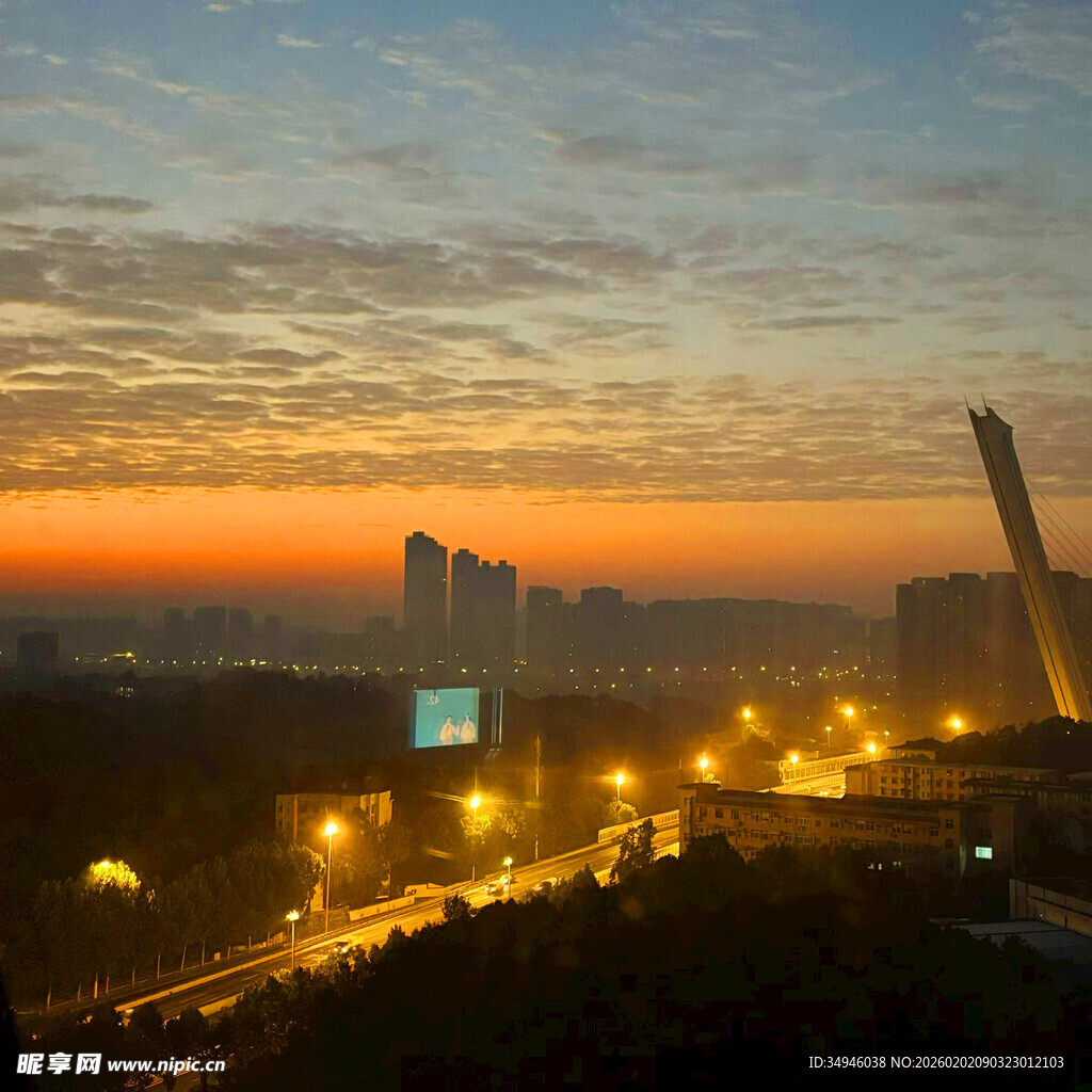 城市日出时的璀璨灯火