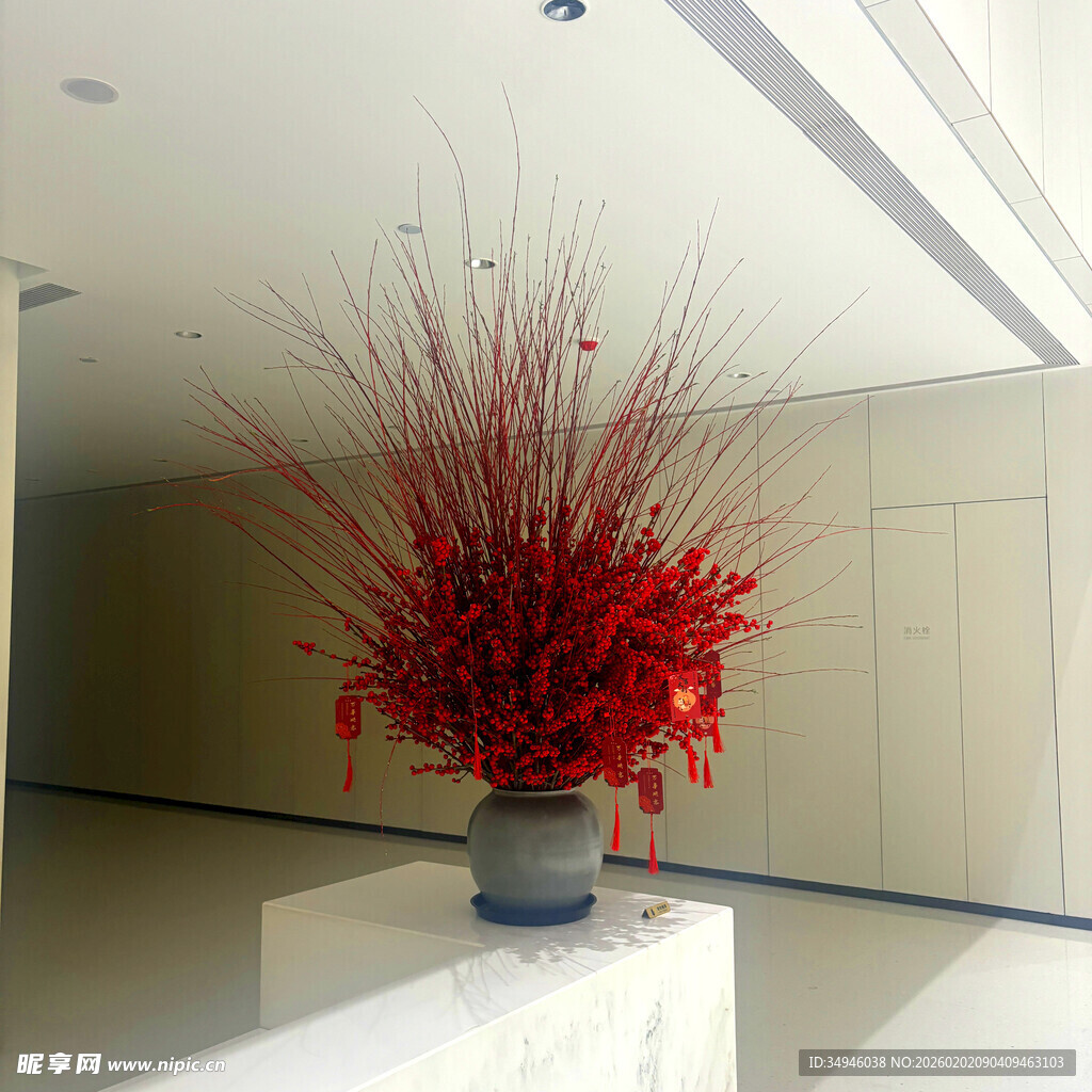 大厅中的红色艺术插花