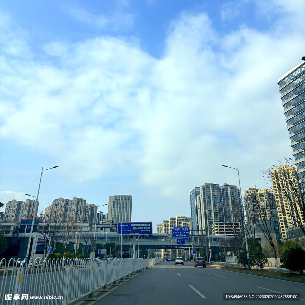 城市道路旁的高楼与蓝天