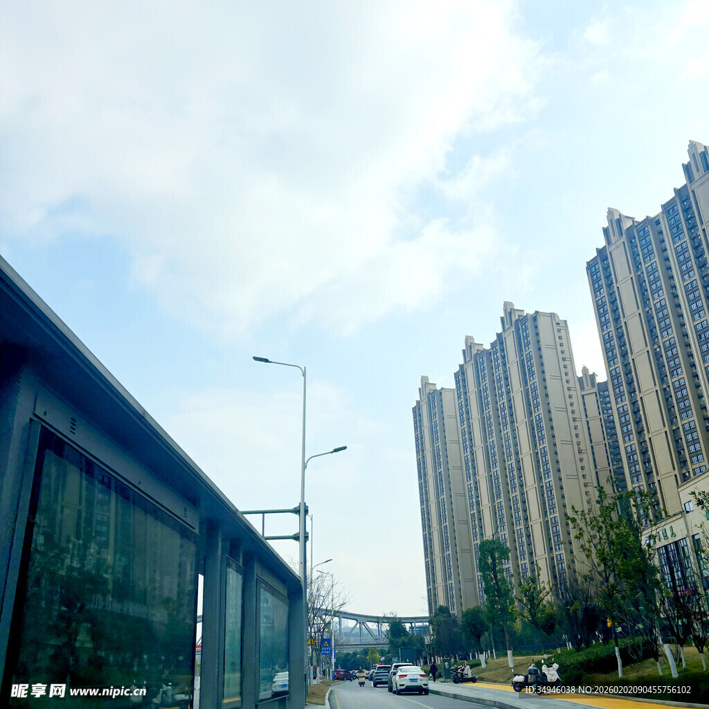 城市街道旁的高楼景观