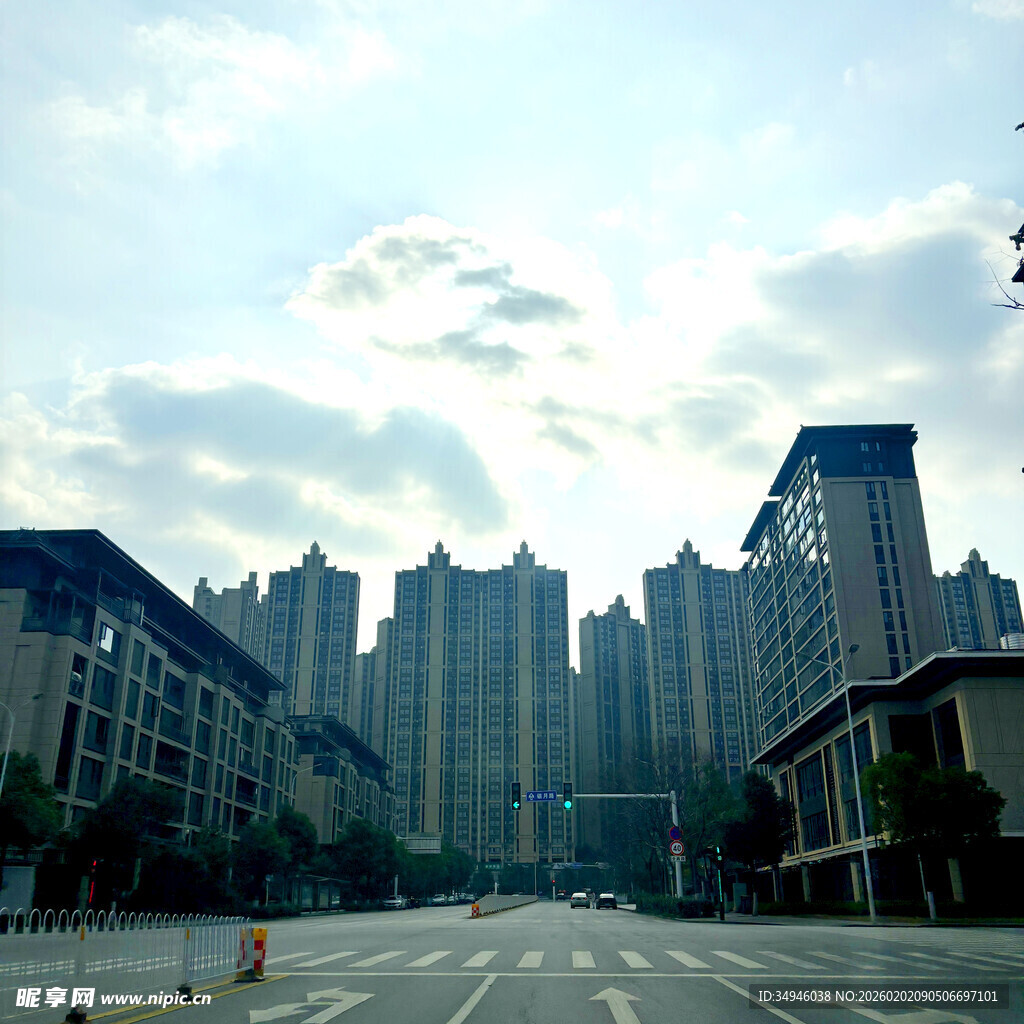 城市宽阔道路与林立高楼