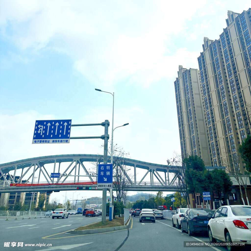 城市高架桥旁的街道景象