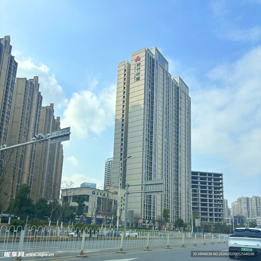 城市河畔高楼景观