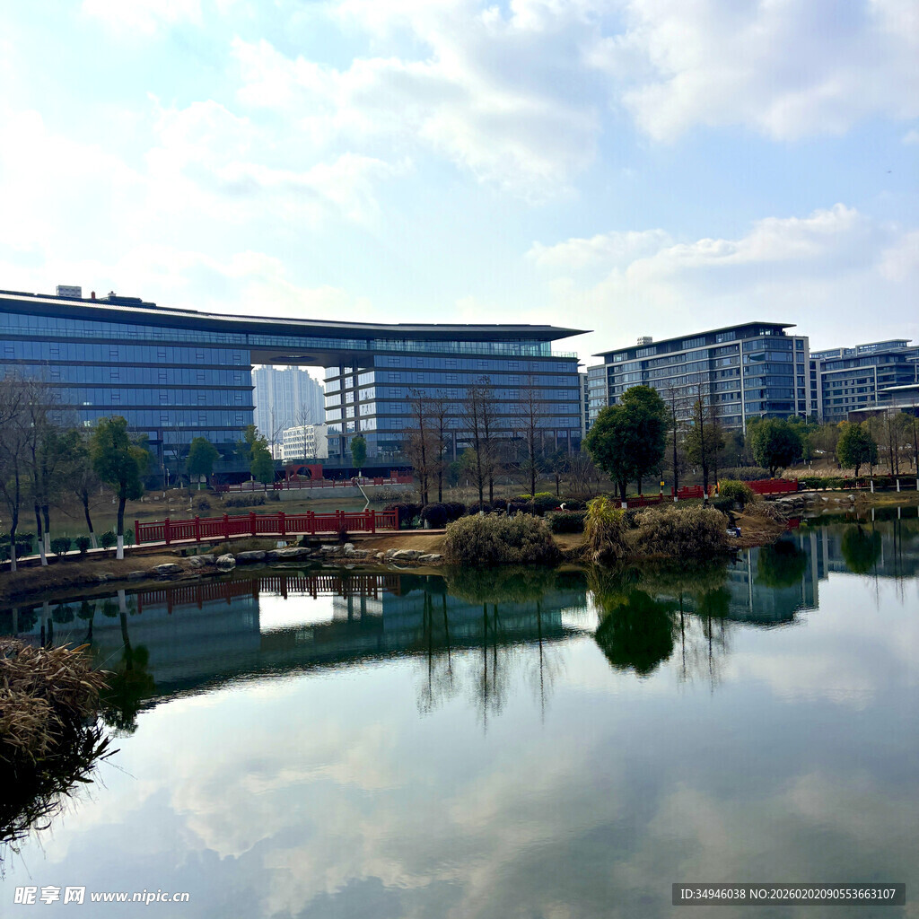 湖畔现代建筑群风景