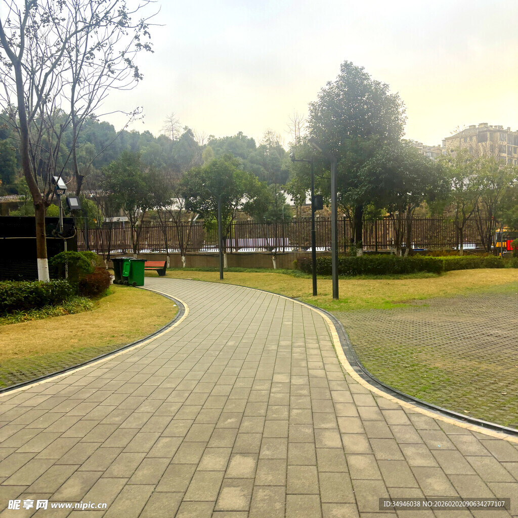 公园中的砖石铺就幽静小路