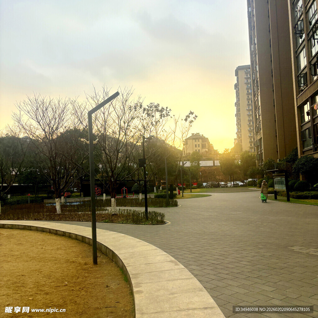 夕阳下的城市小区景观