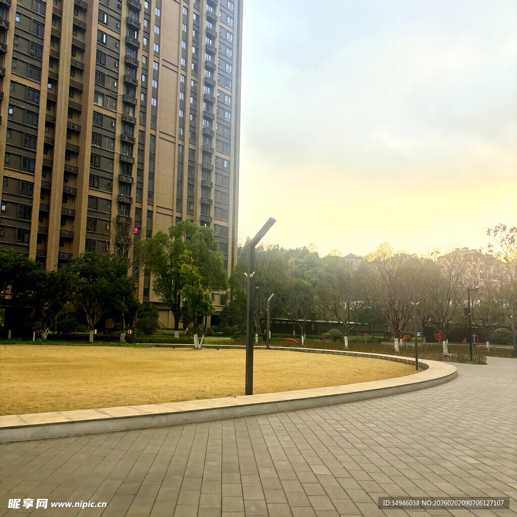 小区傍晚的开阔景观道路