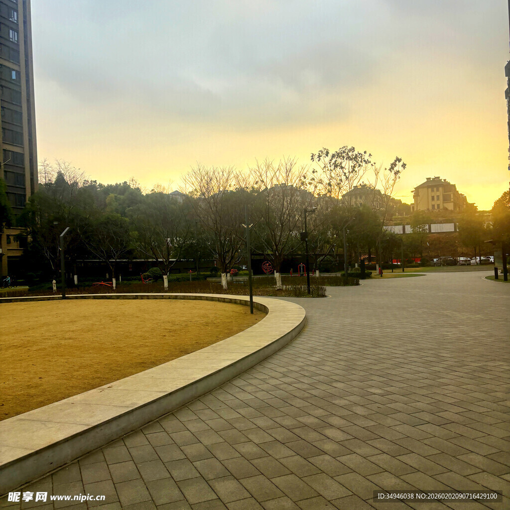 夕阳下的公园步道景观