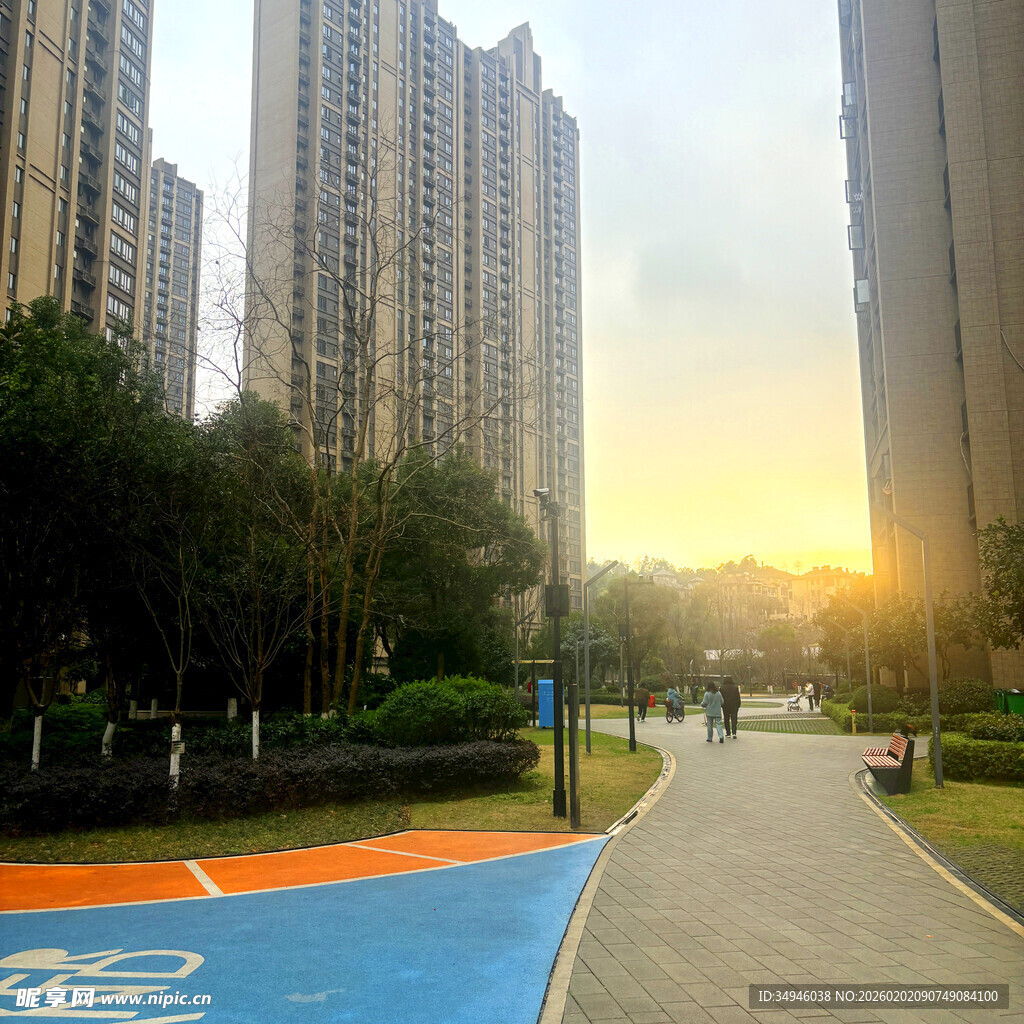 城市晨景中的多彩健身步道