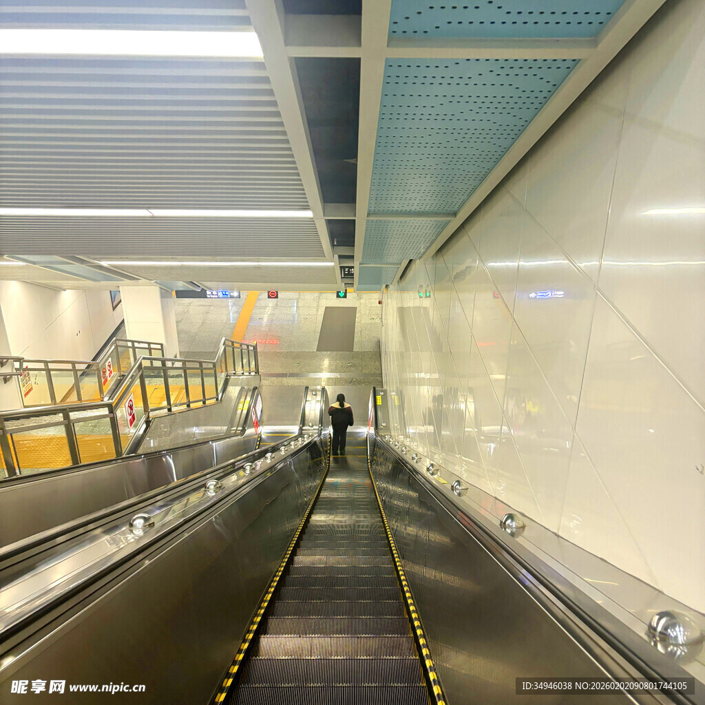 空旷地铁站内的自动扶梯