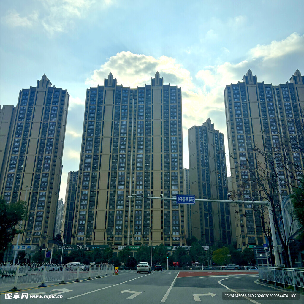 城市高楼林立的街道景象