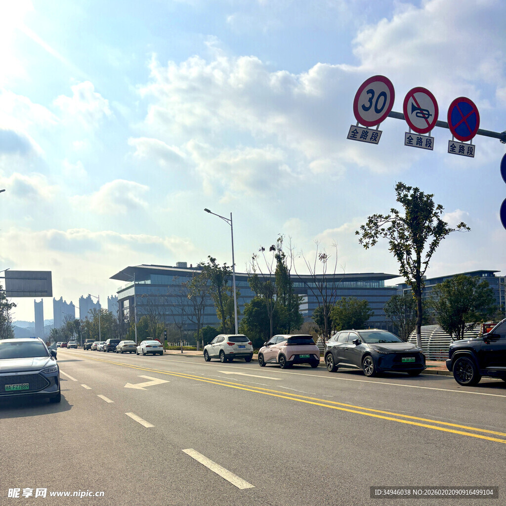 城市道路上的车辆与交通标识