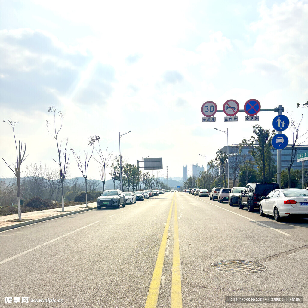 城市宽阔道路及路旁车辆