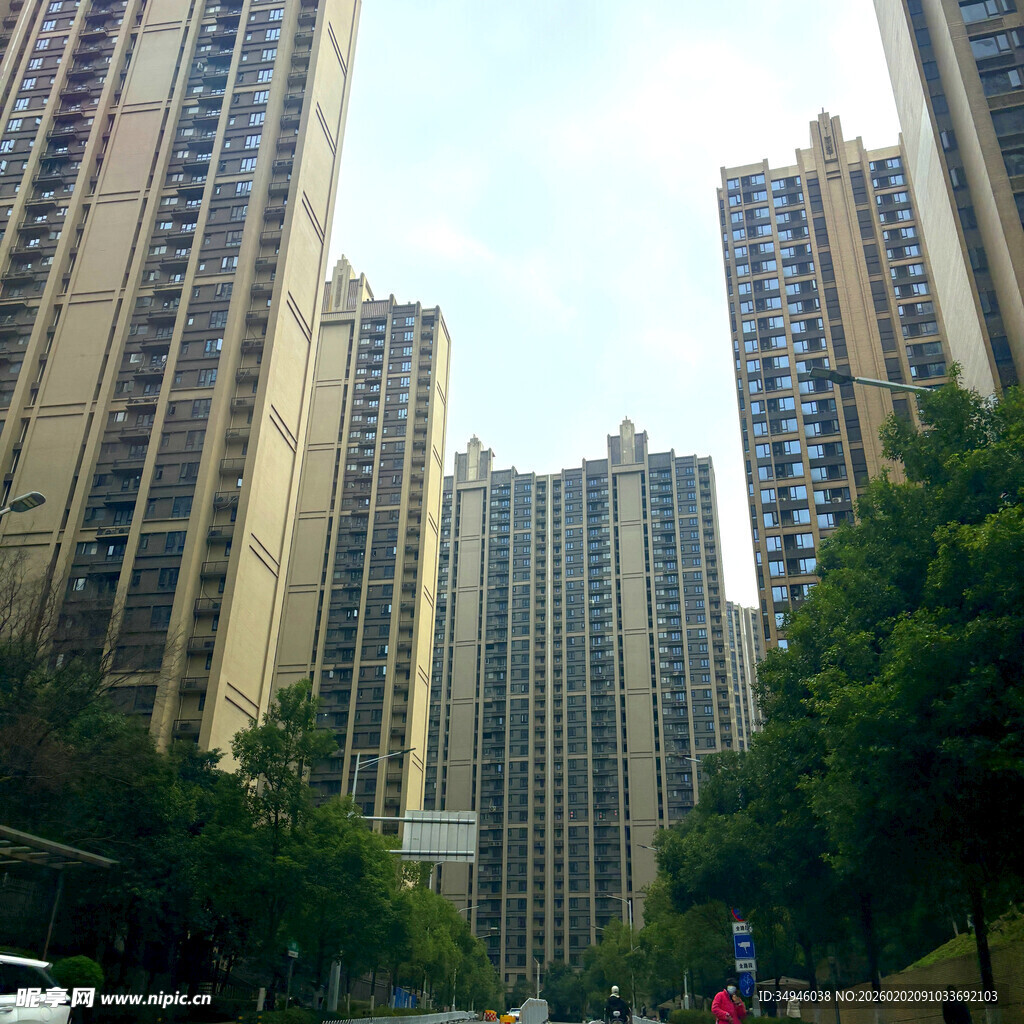 城市高楼林立的街道景观