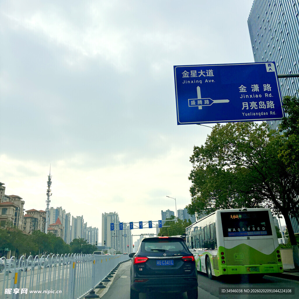 城市道路上的车辆与指示牌