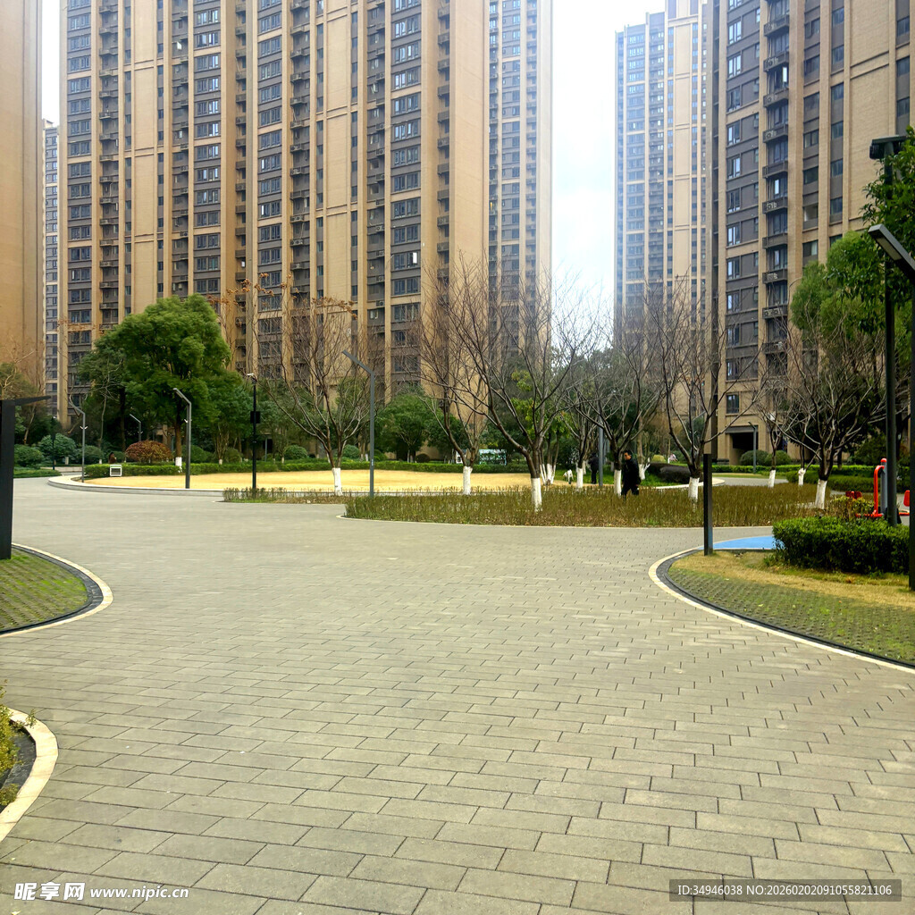 城市住宅区中的宽敞步道