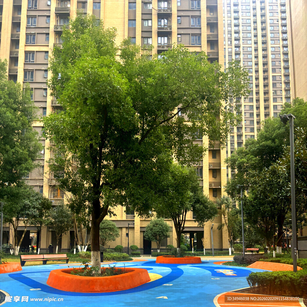 小区内色彩斑斓的休闲场地