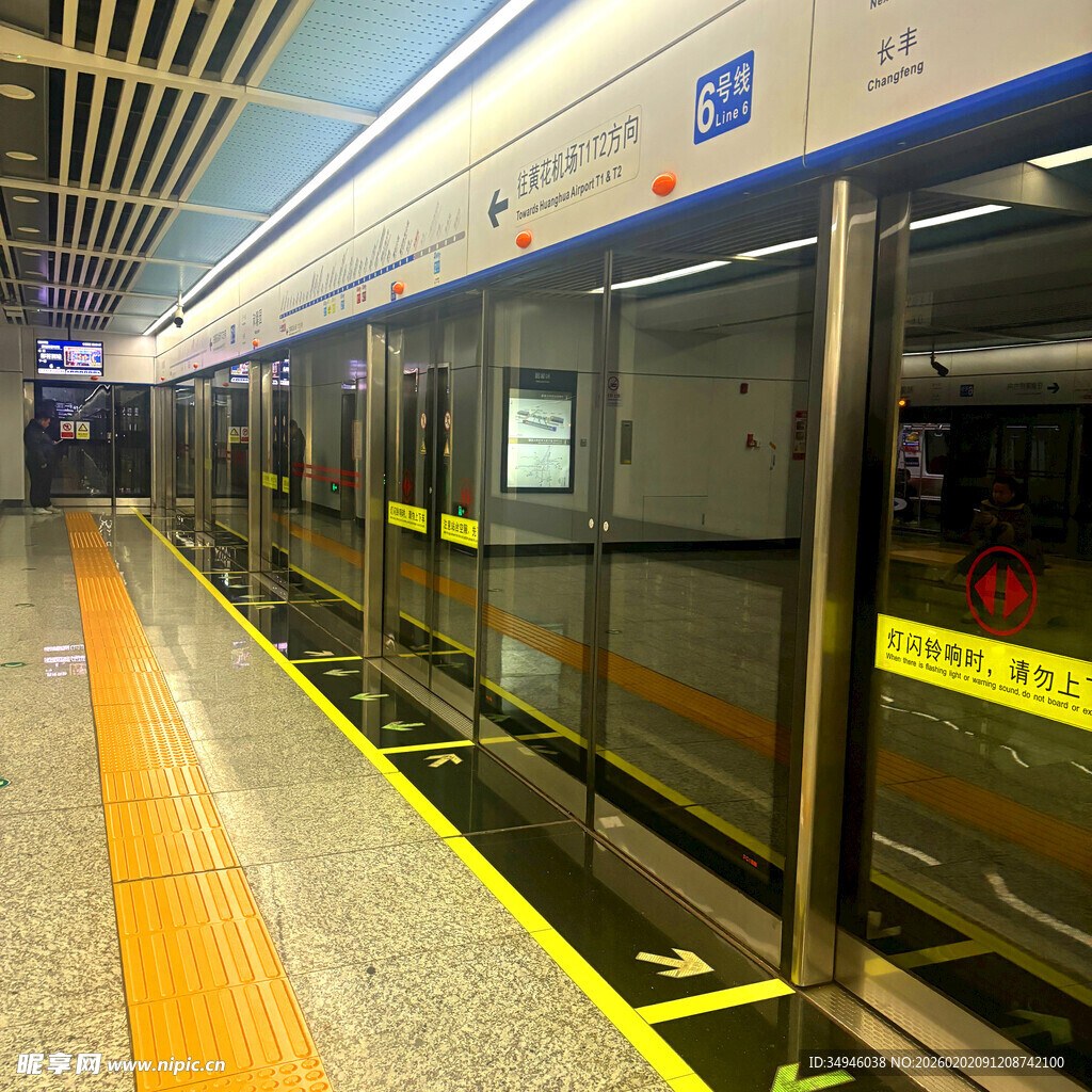 地铁站台空旷的等候区域