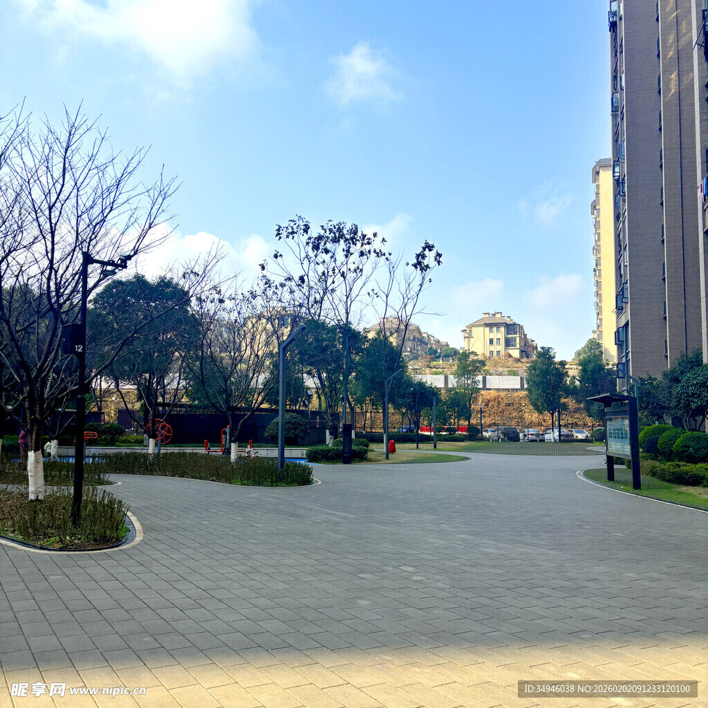 城市中开阔的休闲广场景观