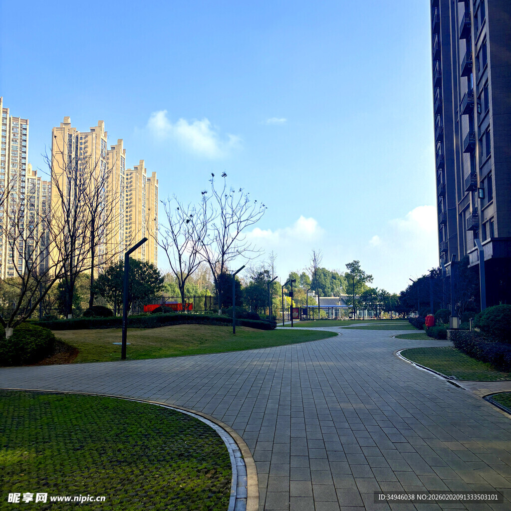 小区内的宽阔道路与景观