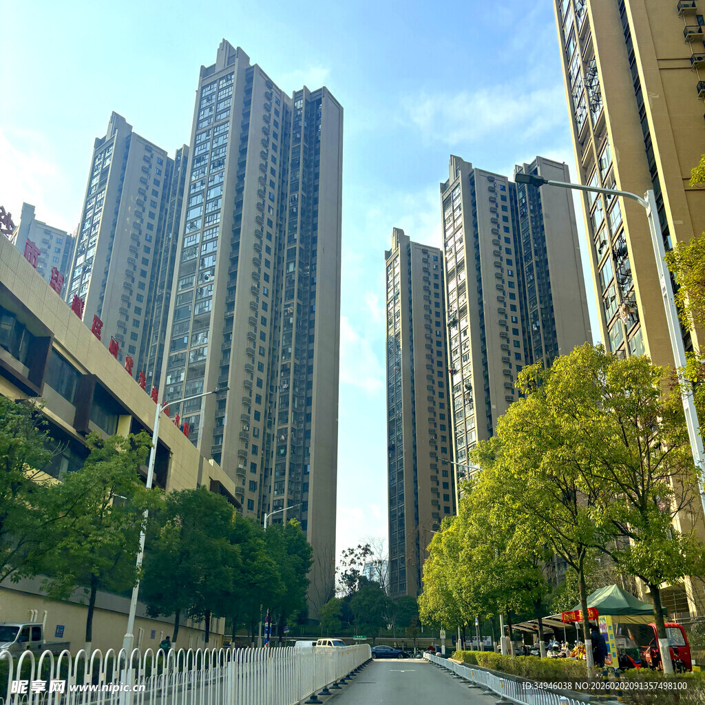 城市高楼林立的街道景观