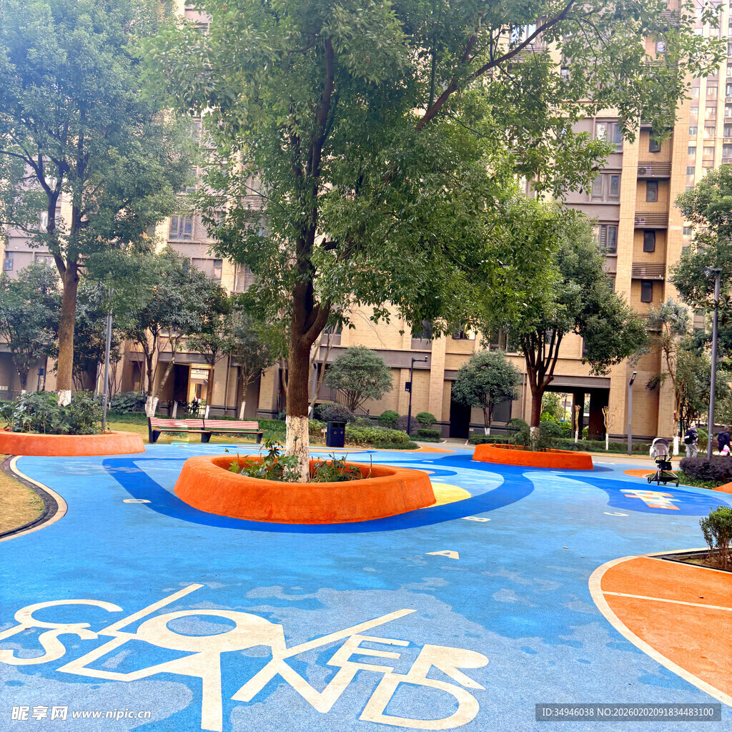 小区多彩儿童游乐区