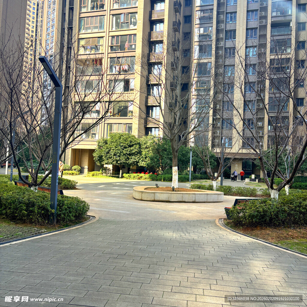 小区内的宁静景观步道