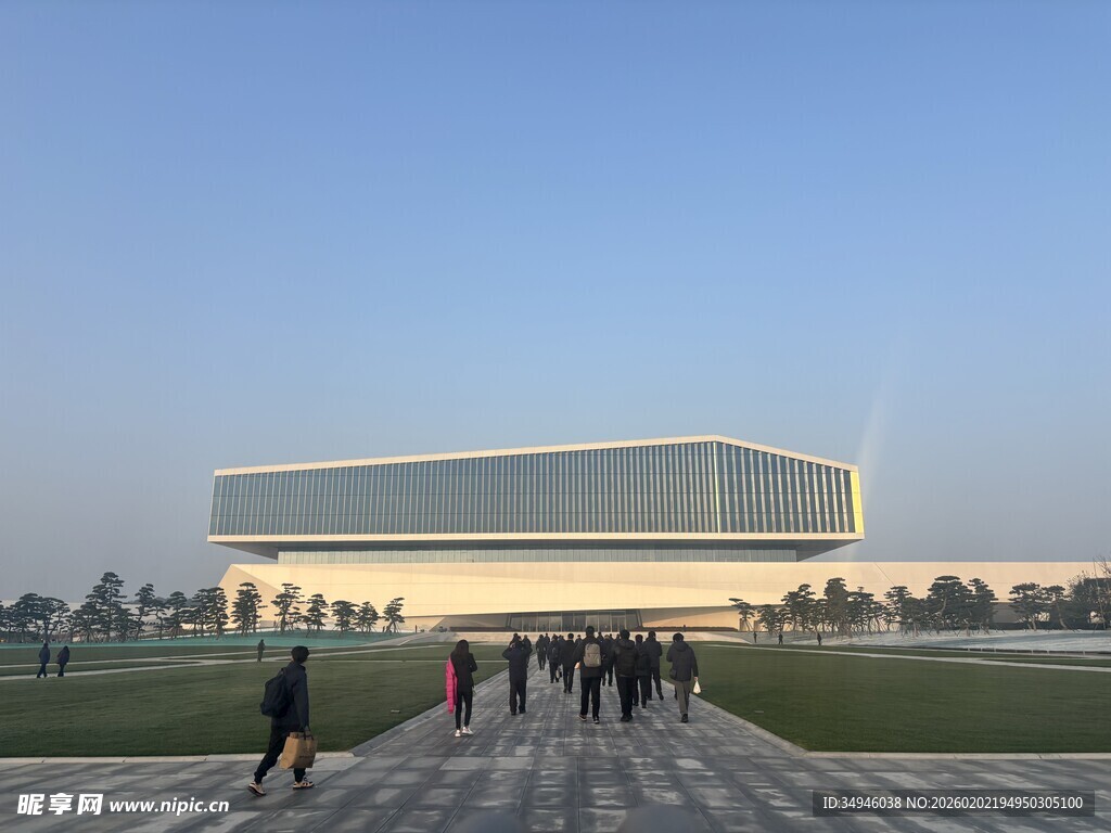 现代建筑前的行人景观