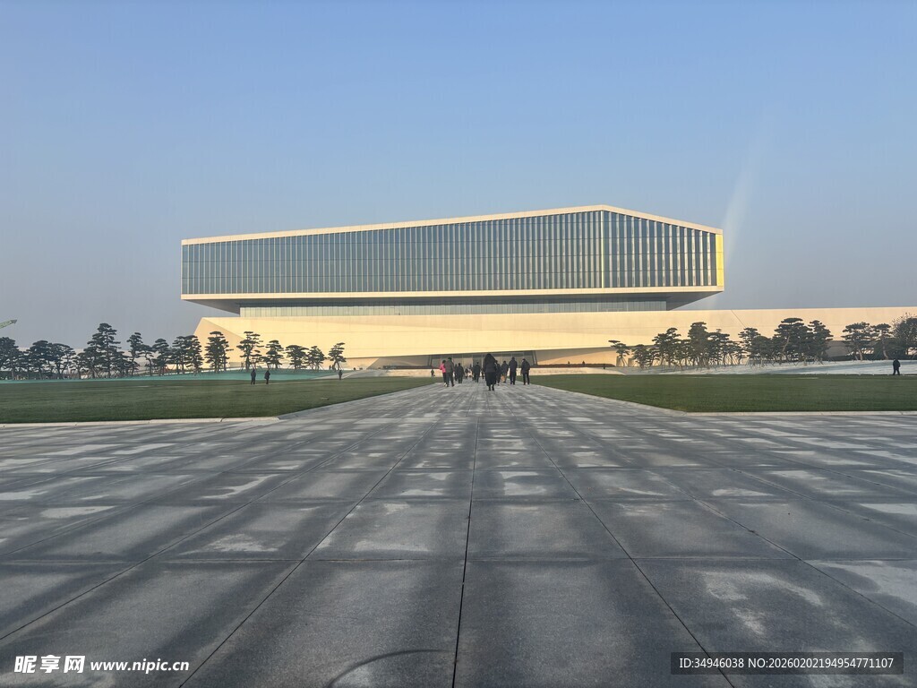 现代建筑前的开阔广场