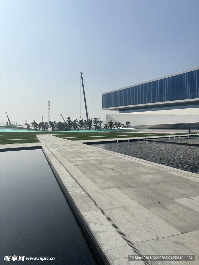 现代建筑旁的静谧水景