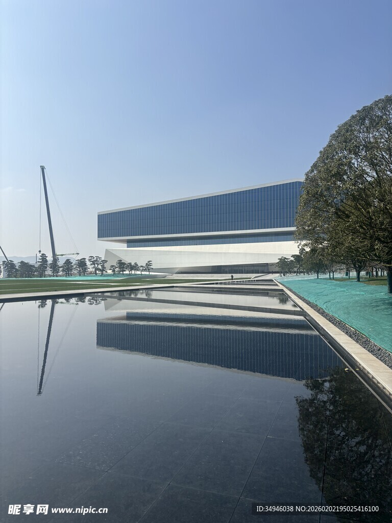 现代建筑与水景相映成趣