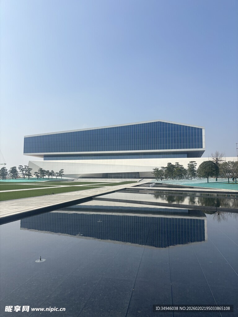 现代建筑与水景相映成趣