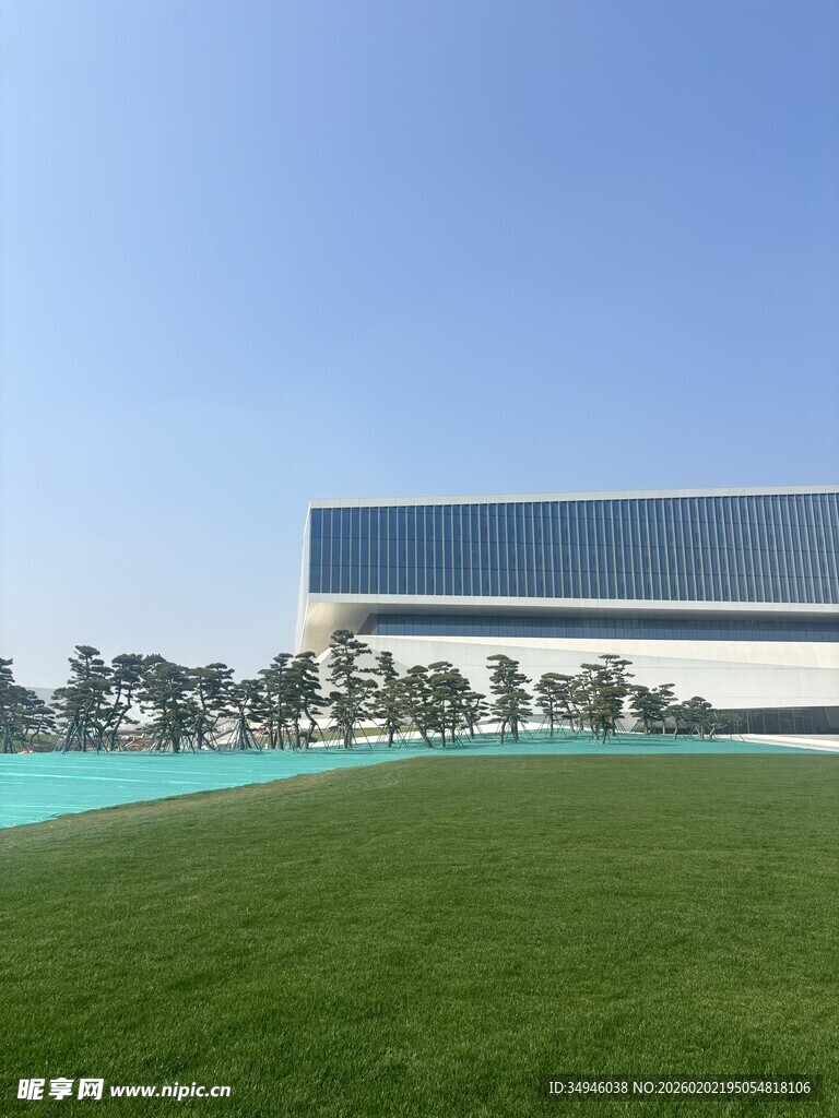 开阔草坪旁的现代建筑