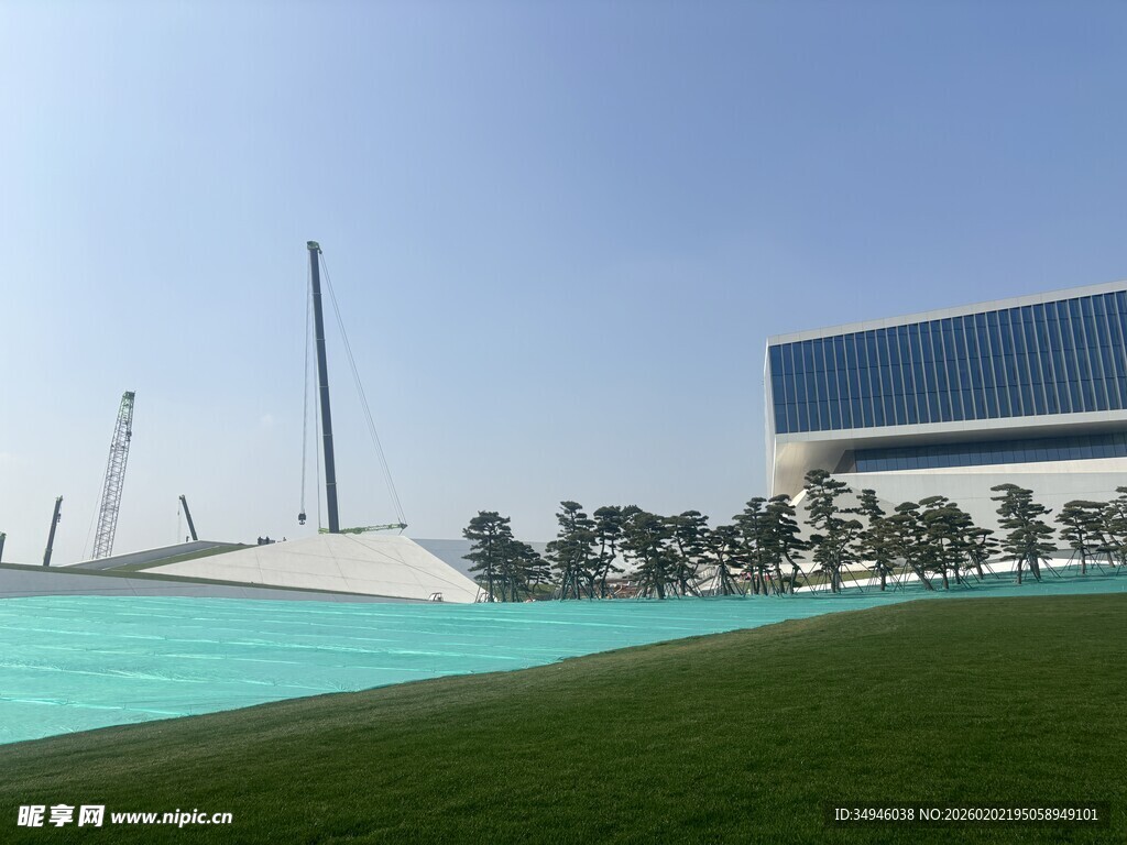 现代建筑旁的绿地与水池